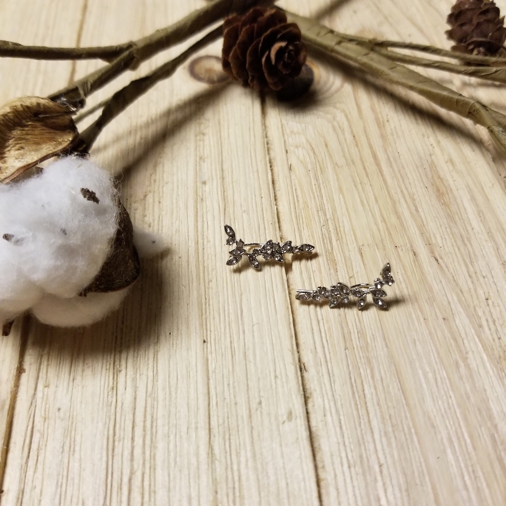 🌿🌿Gorgeous Leaf Ear Climbers in SILVER 🌿🌿 - Picture 5 of 12